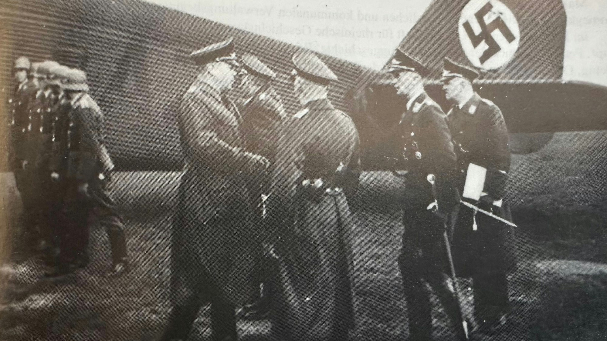 General der Flieger Albert Kesseling (5. v. r.) nach seiner Ankunft in Hangelar im Mai 1939. Das Flugzeug ist eine JU 52 mit Kennzeichen D-AZAZ.