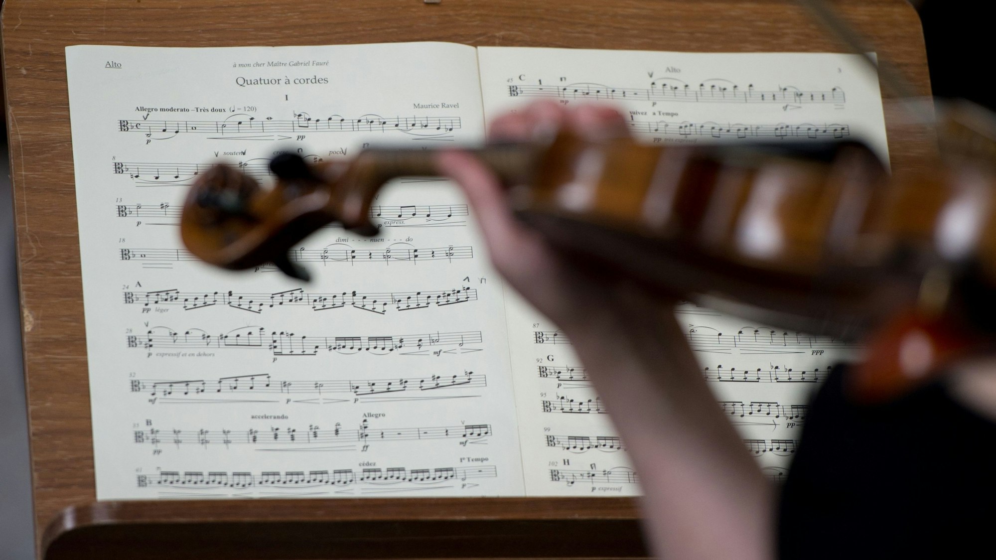 Eine Geigerin spielt in einem Konzert.