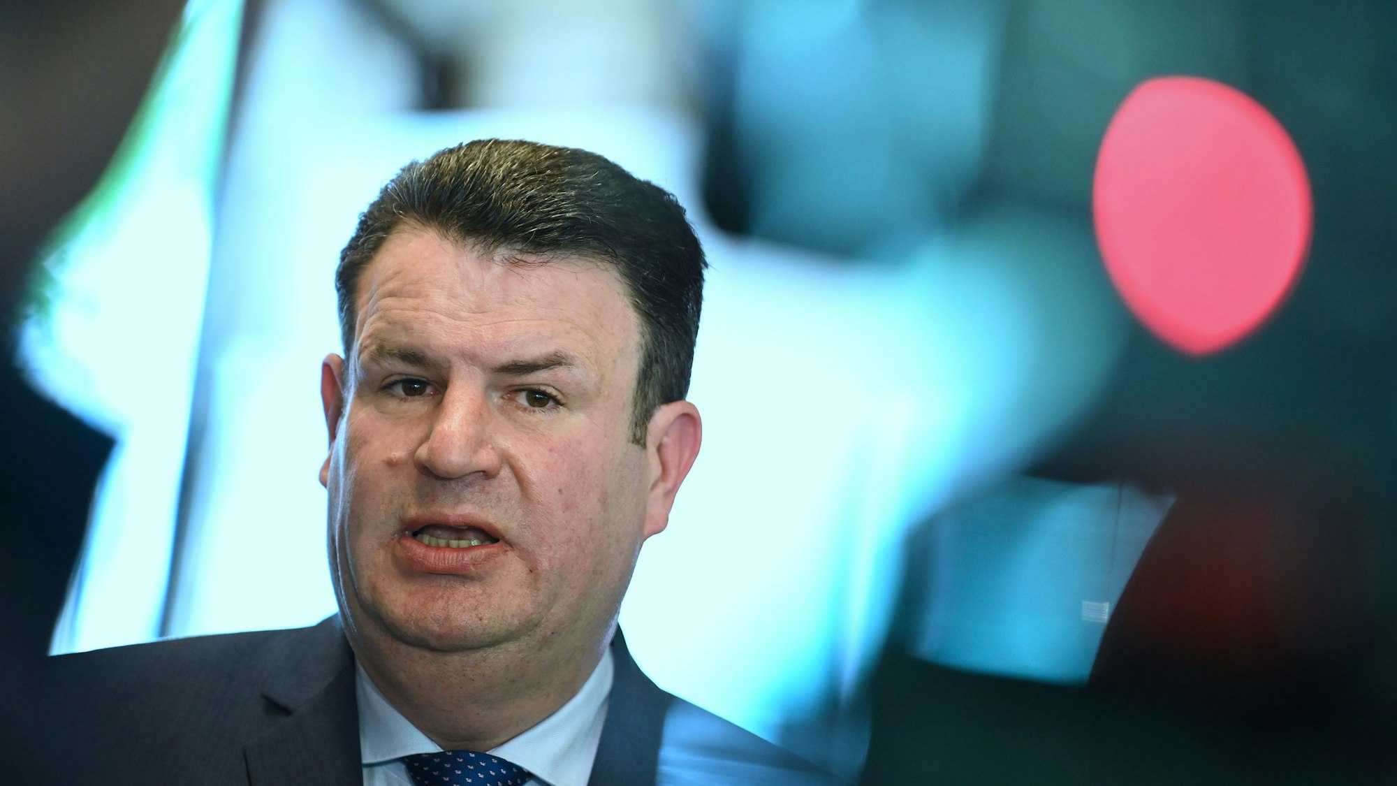 ARCHIV - 22.04.2024, Berlin: Hubertus Heil (SPD), Bundesminister für Arbeit und Soziales, gibt ein Statement. (zu dpa: «Heil gegen eingeschränkte Lohnfortzahlung im Krankheitsfall») Foto: Britta Pedersen/dpa +++ dpa-Bildfunk +++