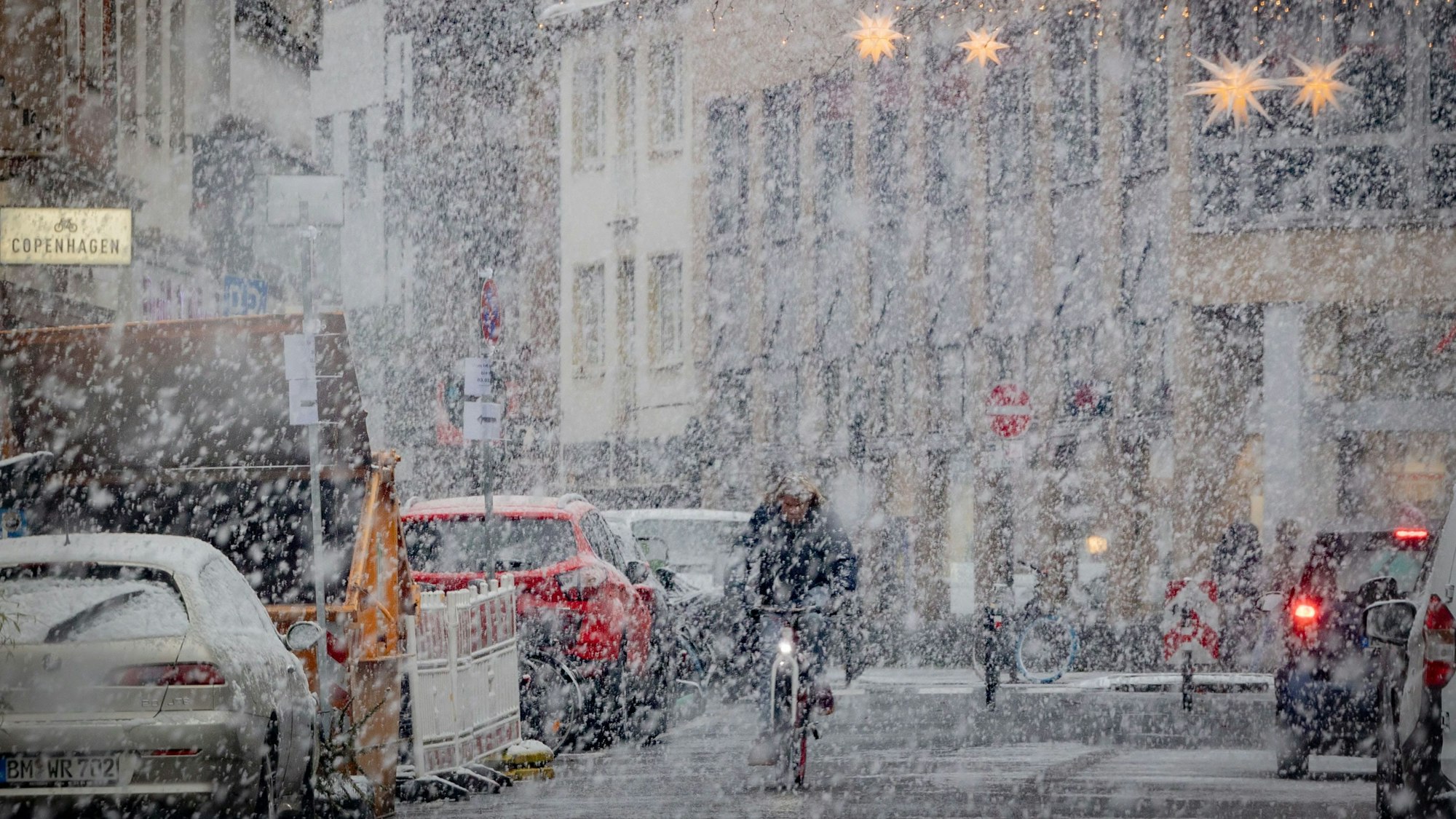 Schneetreiben Köln: Eine Herausforderung für diesen Zweiradfahrer.