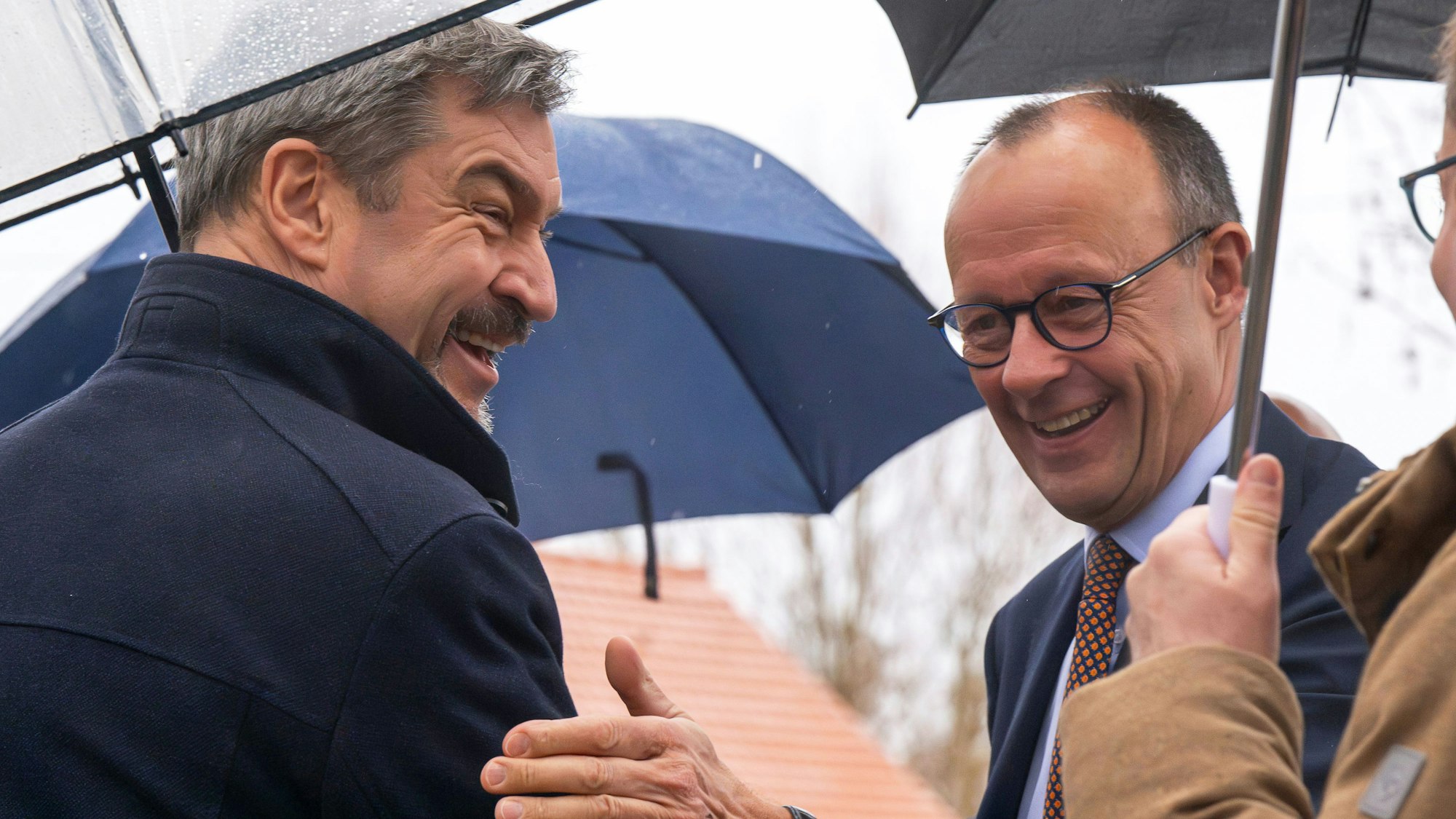 Empfang im Regen: Markus Söder (l.) begrüßt Friedrich Merz nach seiner Ankunft in Seeon.
