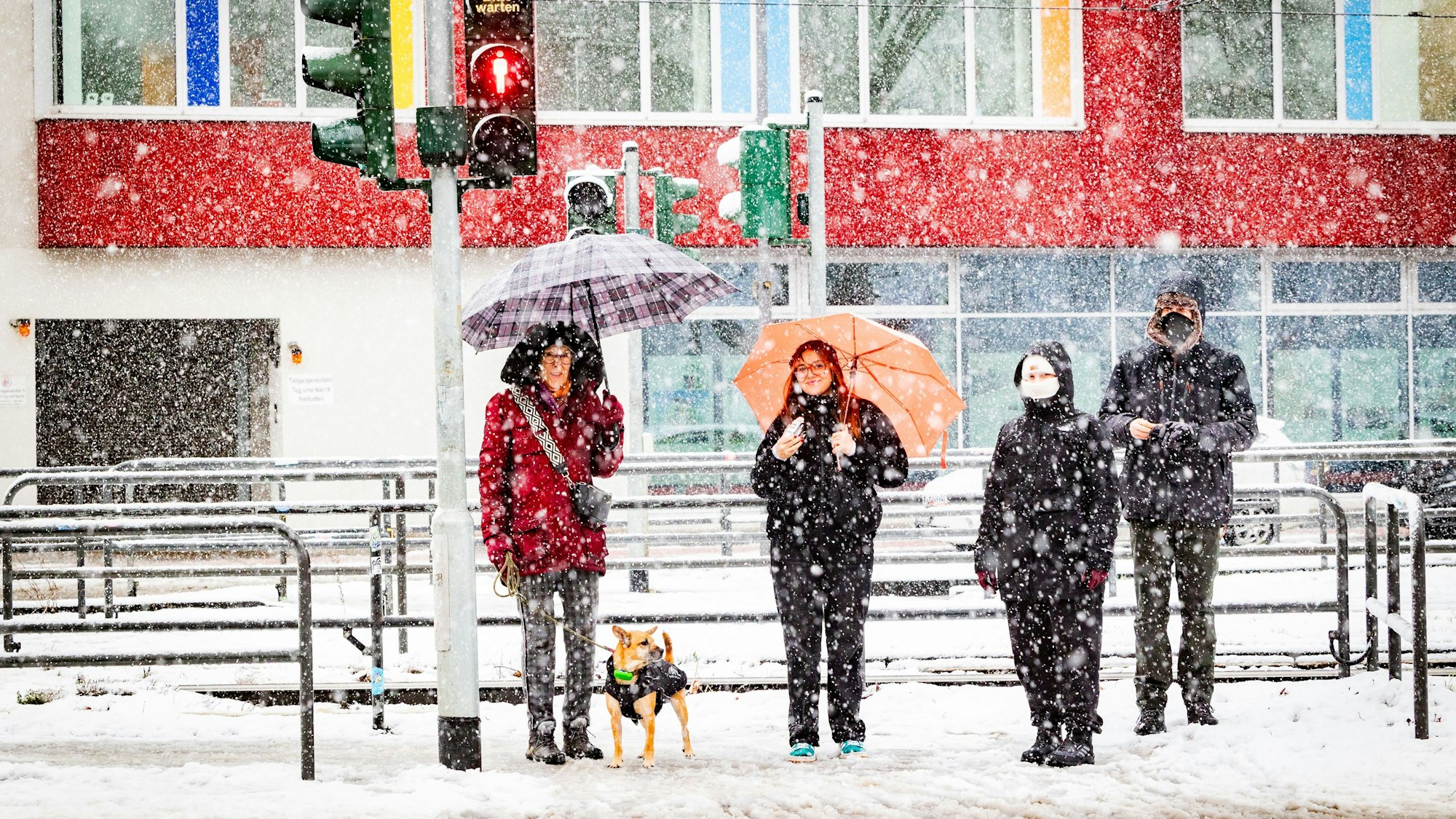 Winter in der Stadt macht diesen Kölnerinnen und Kölnern sichtlich gute Laune.