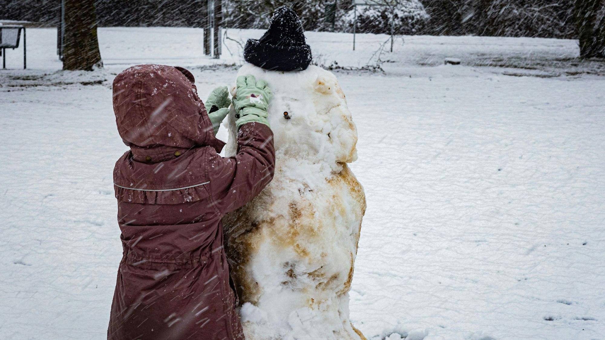 In Köln wird die Gelegenheit, einen Schneemann zu bauen, sofort genutzt.