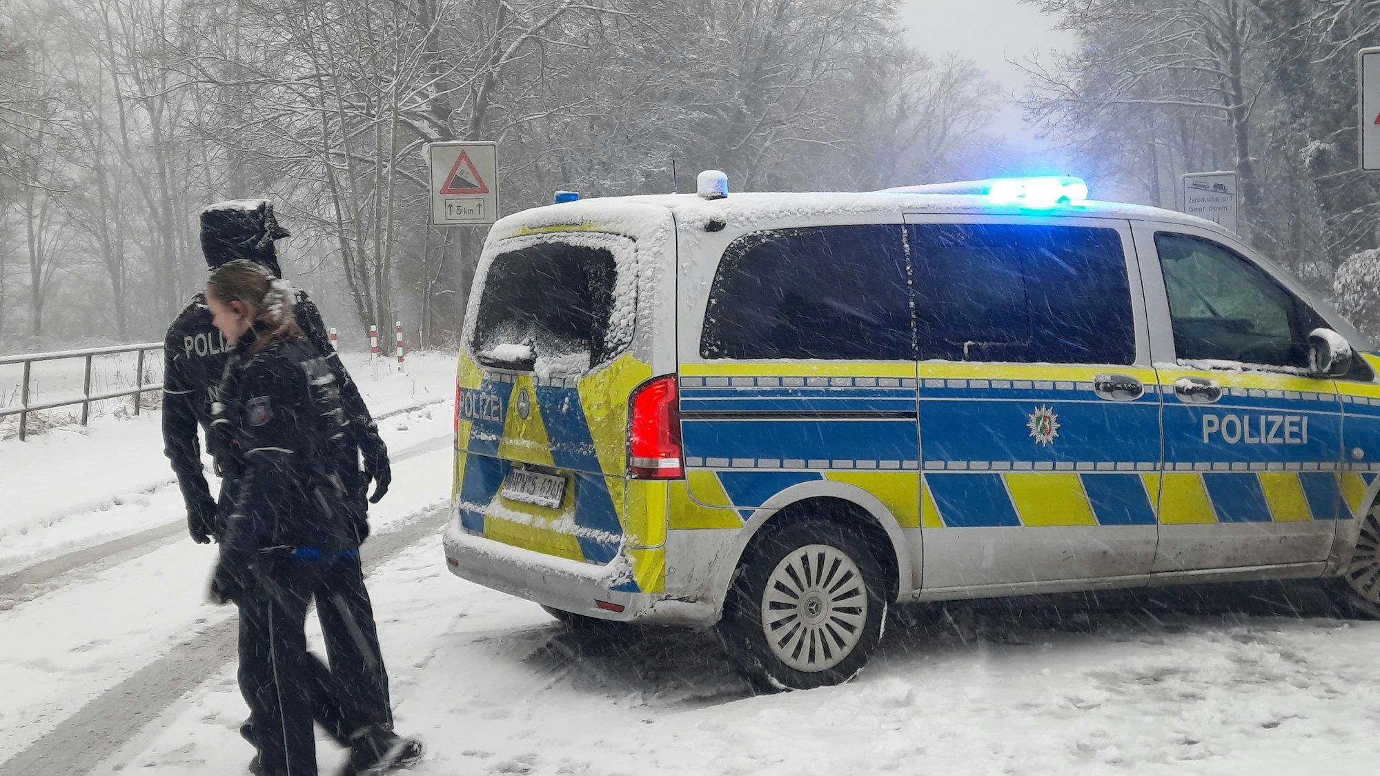 Schneechaos im Siebengebirge.
Die L 331 ist auf der Margarehtenhöhe gesperrt.