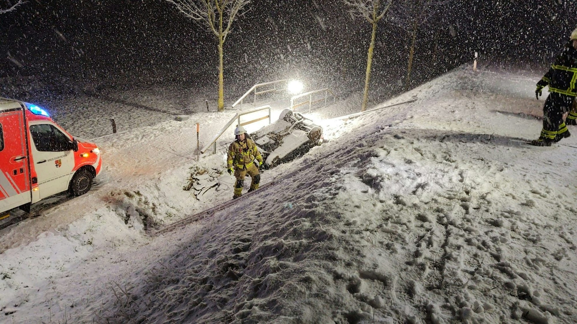 Bei einem Unfall auf der K20 zwischen Kommern und Eicks landete ein Auto im Graben. Der Fahrer wurde bei dem Unfall im Schneetreiben leicht verletzt.
