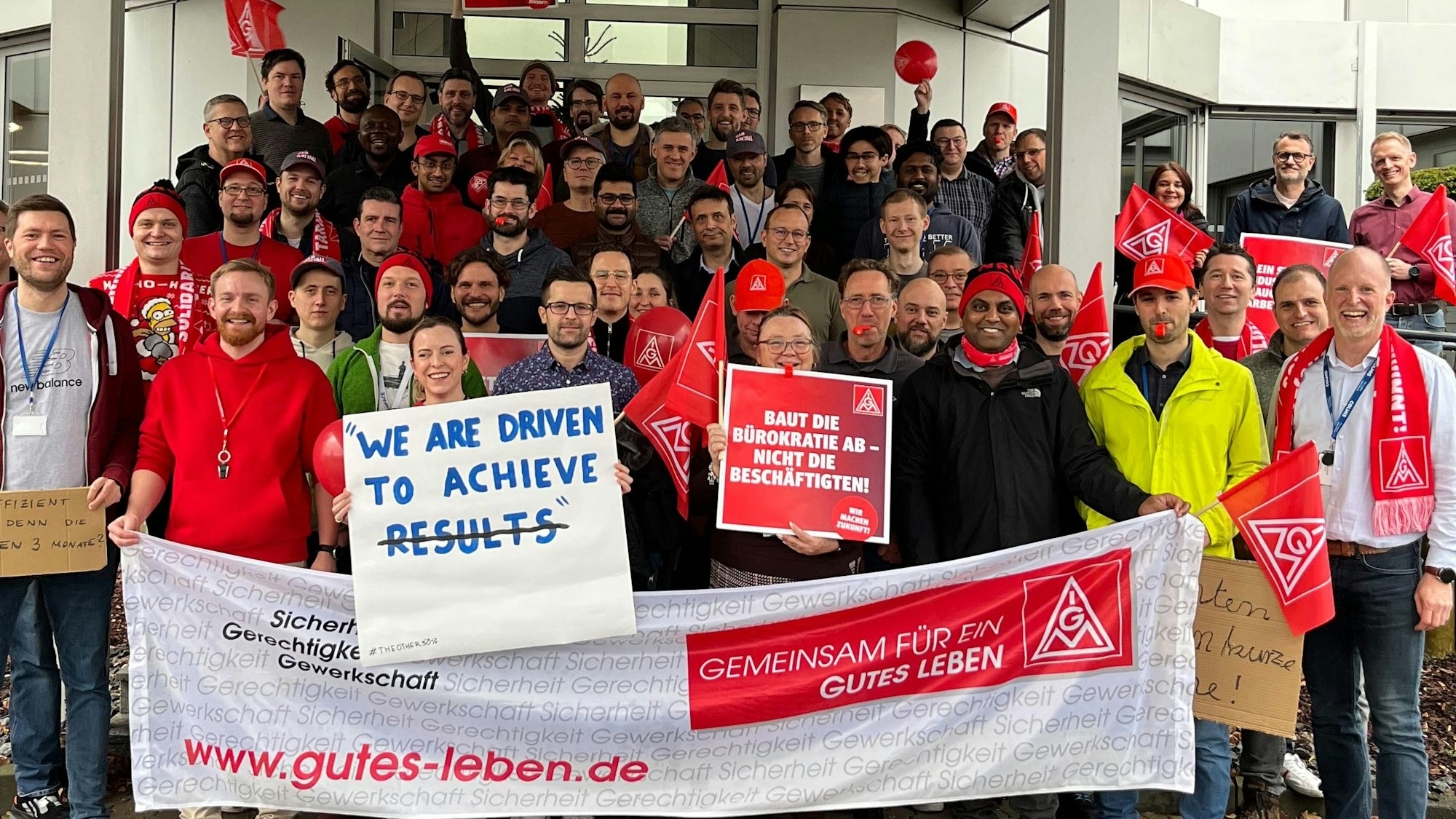 Beschäftigte von GKN Driveline International in Lohmar protestieren gegen den vom Unternehmen geplanten Stellenabbau.