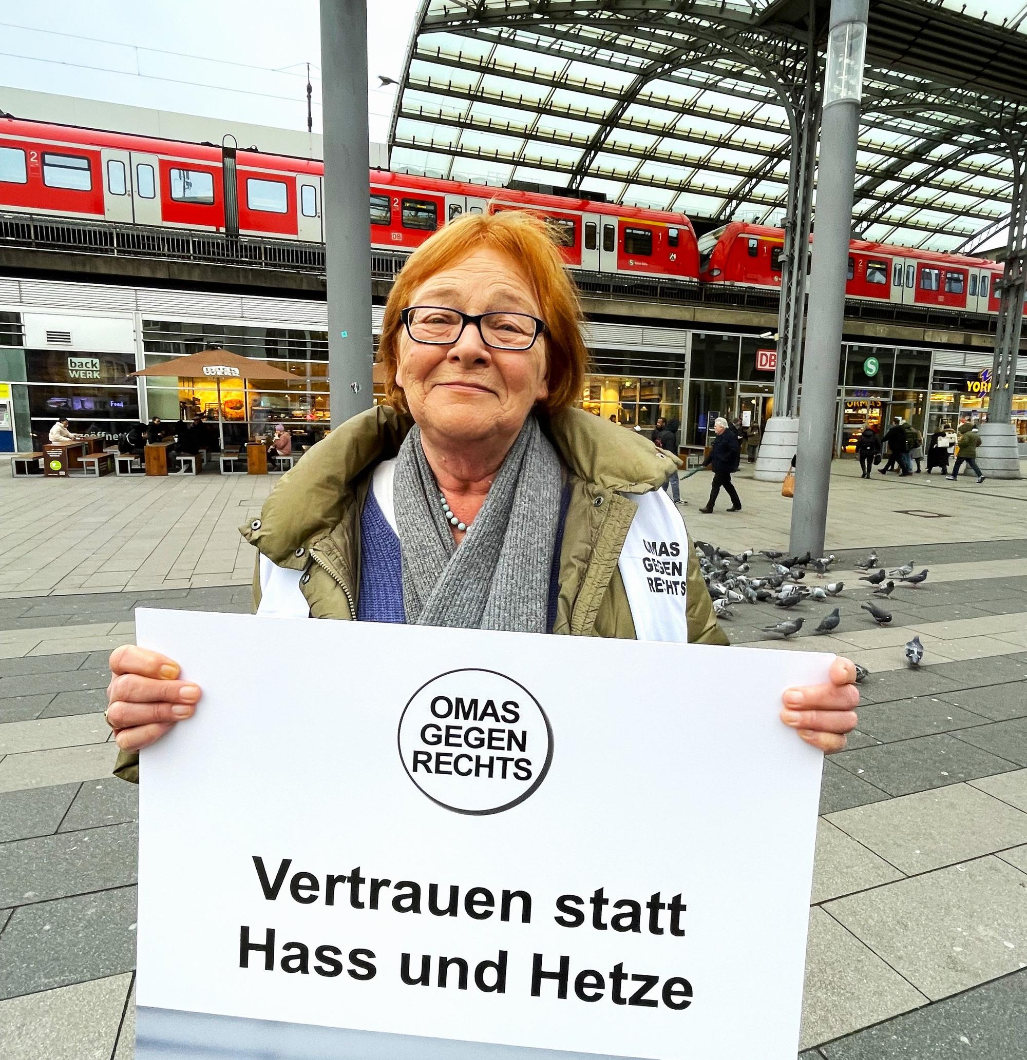 Eine Frau hält ein Plakat auf dem steht Omas gegen rechts – Vertrauen statt Hass und Hetze