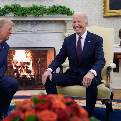 ARCHIV - 13.11.2024, USA, Washington: US-Präsident Joe Biden (r) trifft sich mit dem designierten US-Präsidenten Donald Trump im Oval Office des Weißen Hauses. (zu dpa: «Trumps Sieg wird von US-Kongress bestätigt») Foto: Evan Vucci/AP/dpa +++ dpa-Bildfunk +++