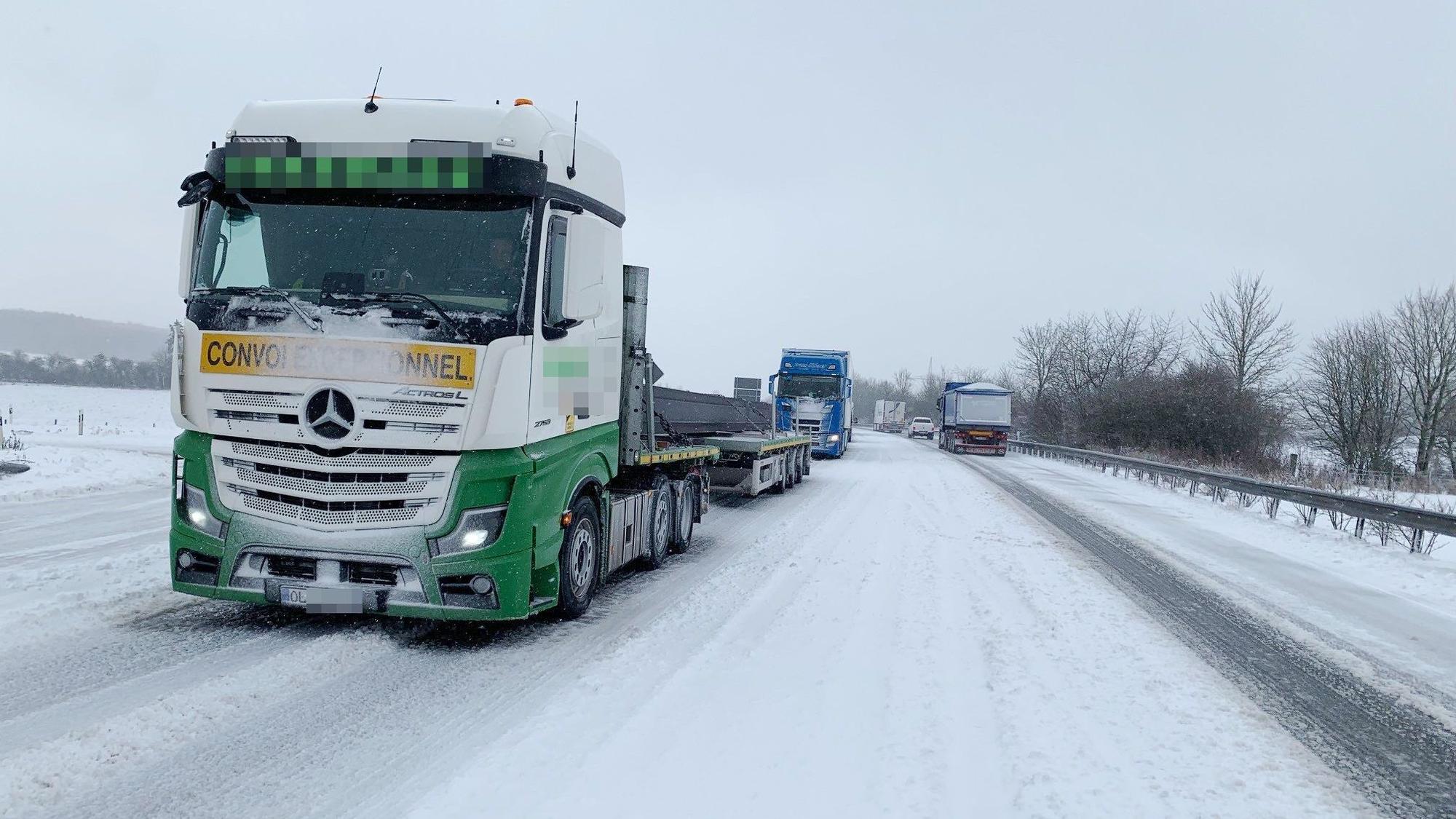 Das Bild zeigt die B51 bei Blankenheim. Die Fahrbahn ist schneebedeckt.