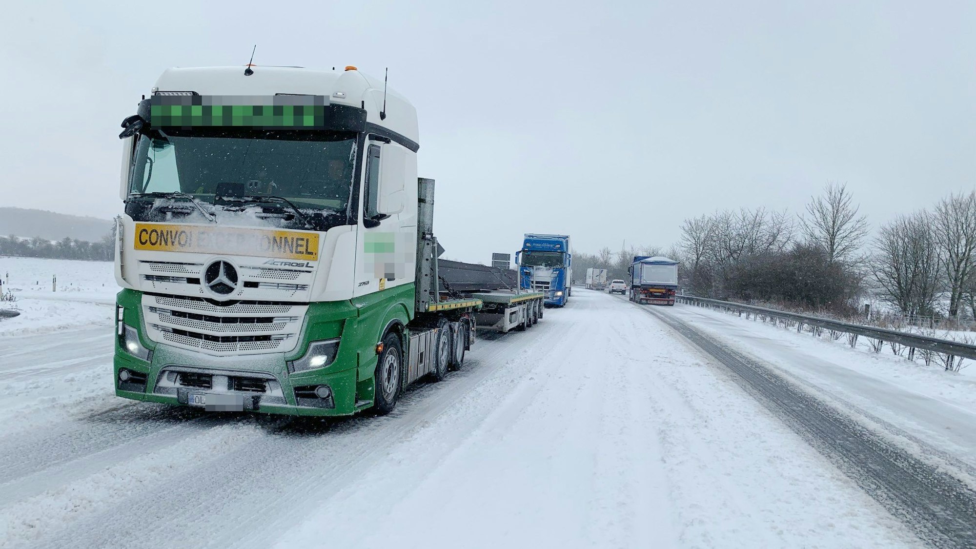 Das Bild zeigt die B51 bei Blankenheim. Die Fahrbahn ist schneebedeckt.