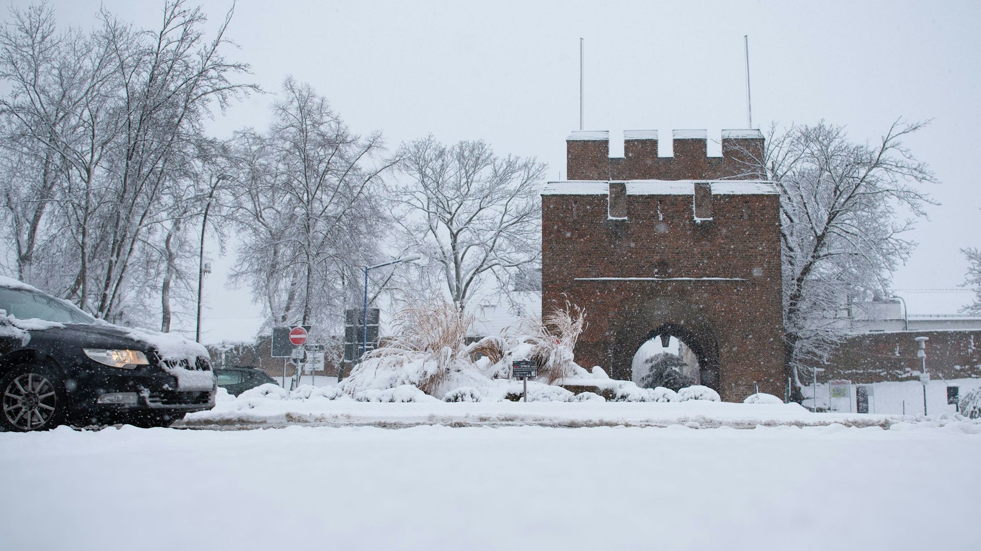Das Bild zeigt das schneebedeckte Kölntor in Zülpich.