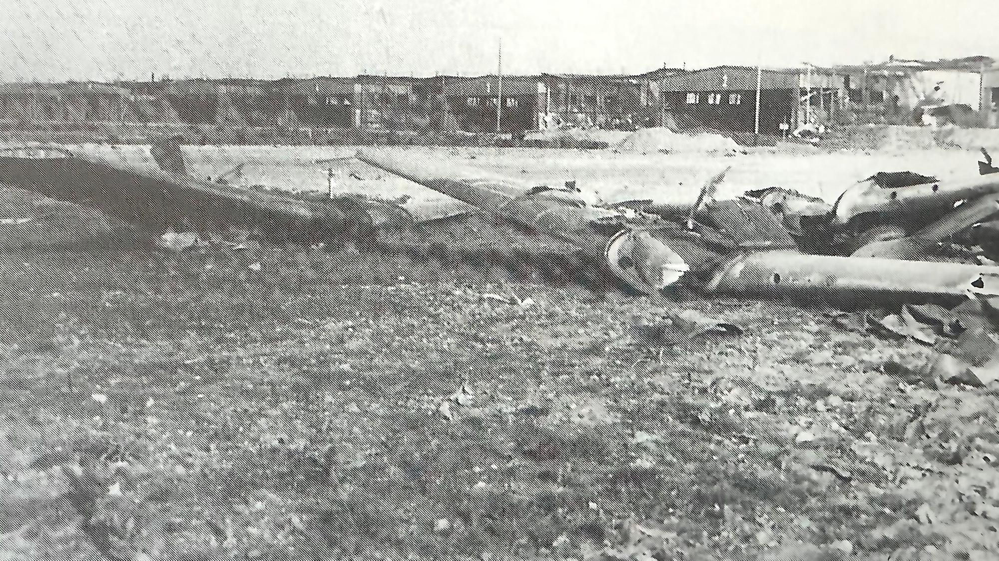 Blick auf das Flugfeld in Hangelar im Oktober 1943 mit abgestellten Flugzeugen.