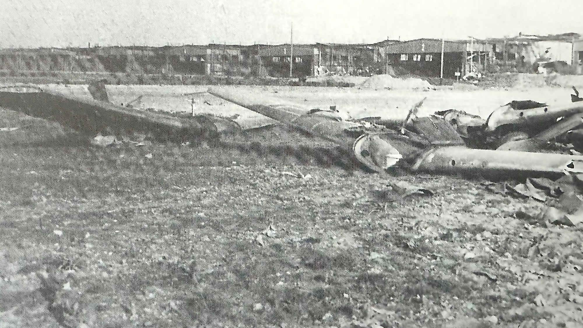 Blick auf das Flugfeld in Hangelar im Oktober 1943 mit abgestellten Flugzeugen.