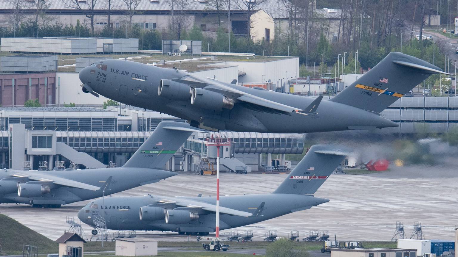Ramstein: Ein US-Militärtransportflugzeug vom Typ C-17 Globemaster hebt vom US-Luftwaffenstützpunkt Ramstein ab.