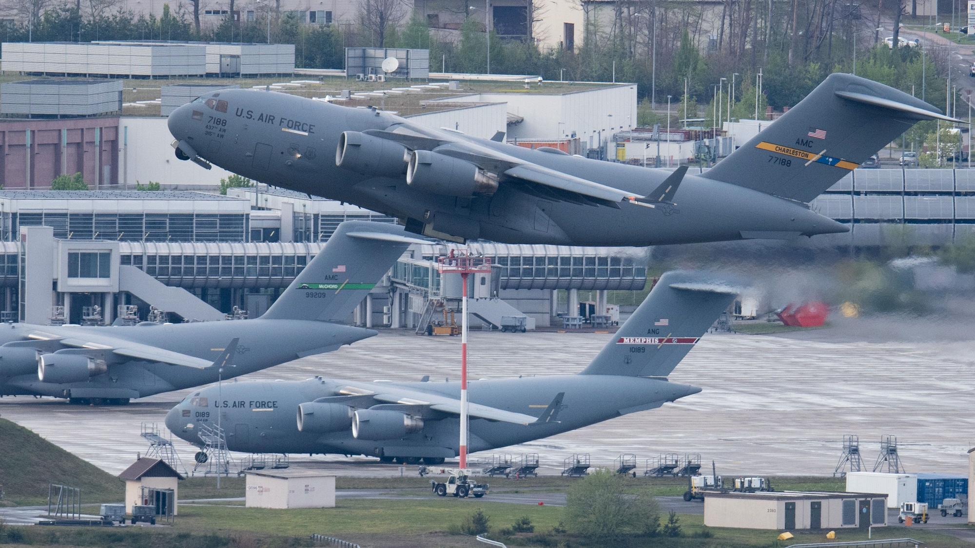 Ramstein: Ein US-Militärtransportflugzeug vom Typ C-17 Globemaster hebt vom US-Luftwaffenstützpunkt Ramstein ab.