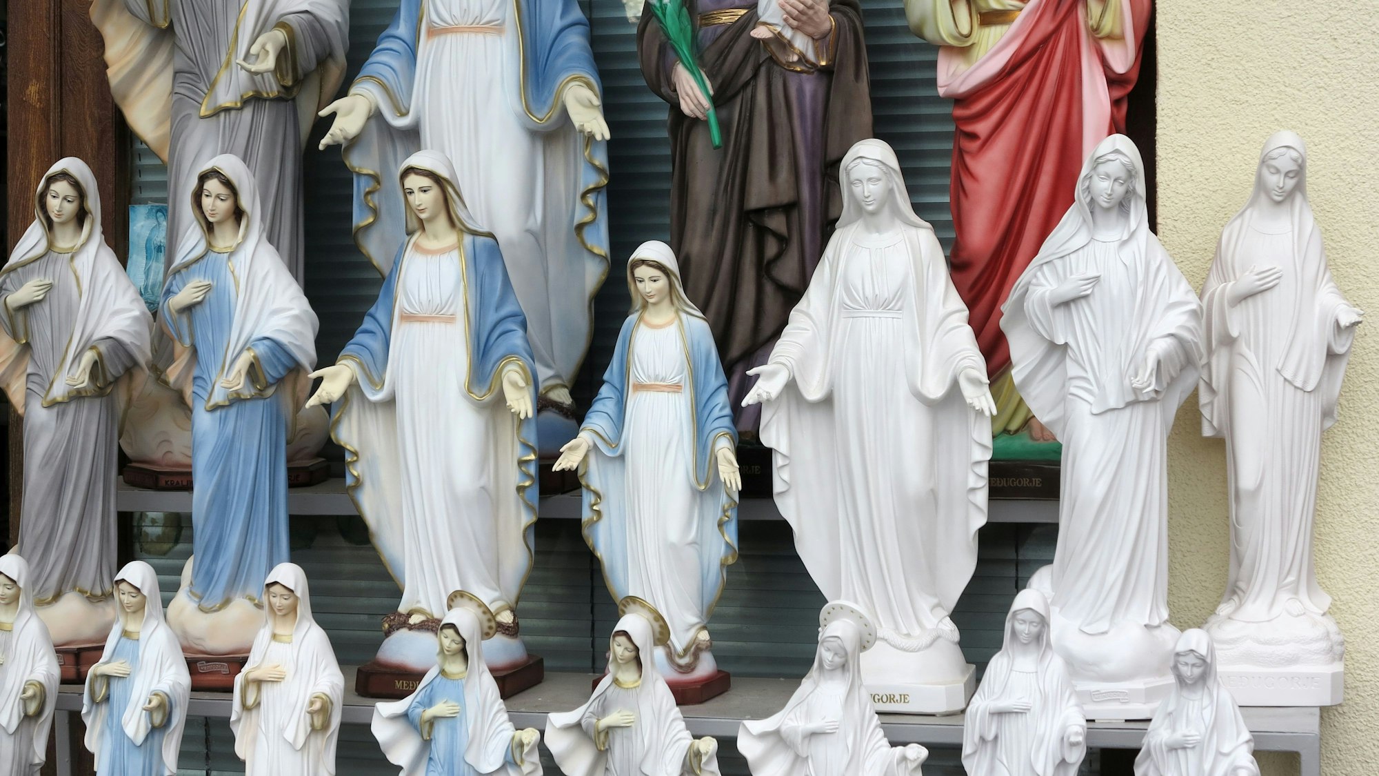 Muttergottestatuen in allen Größen stehen am 24.05.017 in einem Souvenirshop in Medjugorje (Bosnien-Herzegowina).