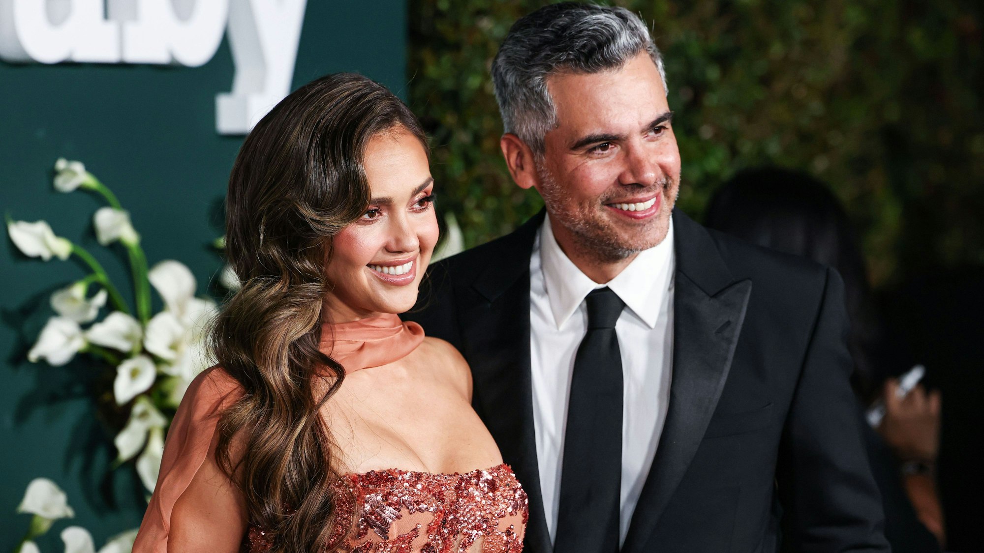 Jessica Alba und ihr Ehemann Cash Warren auf dem roten Teppich.