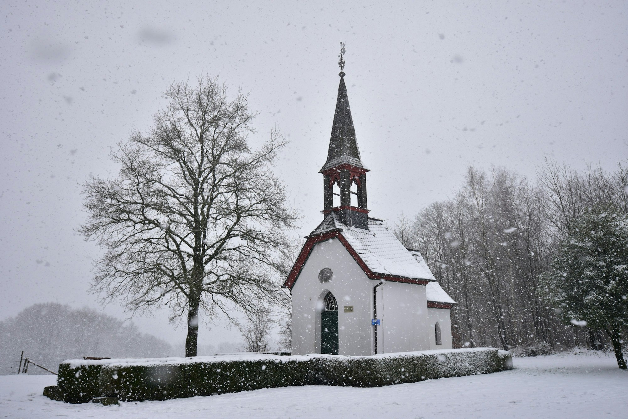 Schnee an der Germanakapelle in Much