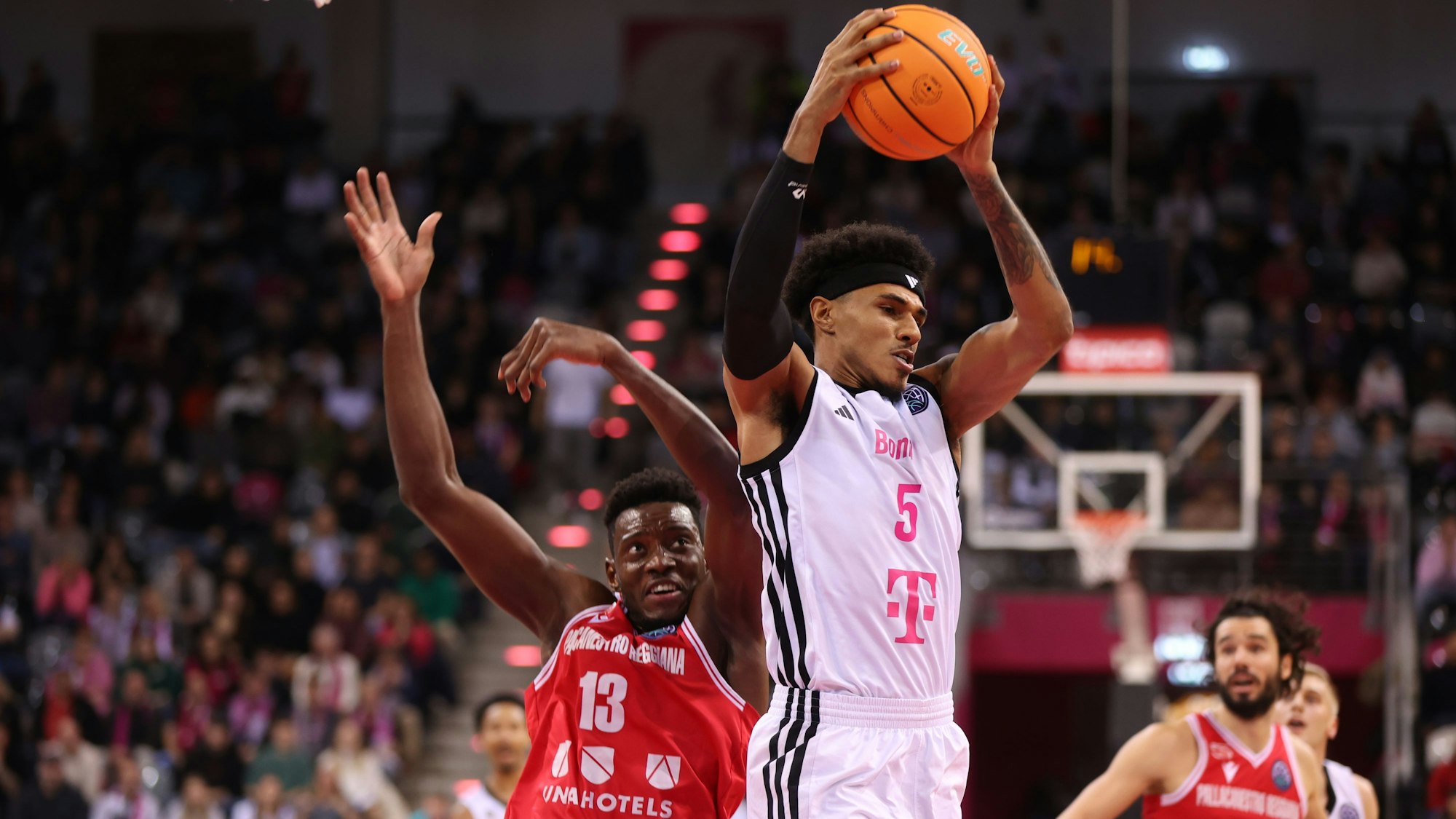 Bonns Rivaldo Soares (Mitte) erzielte 17 Punkte und traf vier Dreier ohne Fehlschuss. Die Niederlage konnte er nicht abwenden.