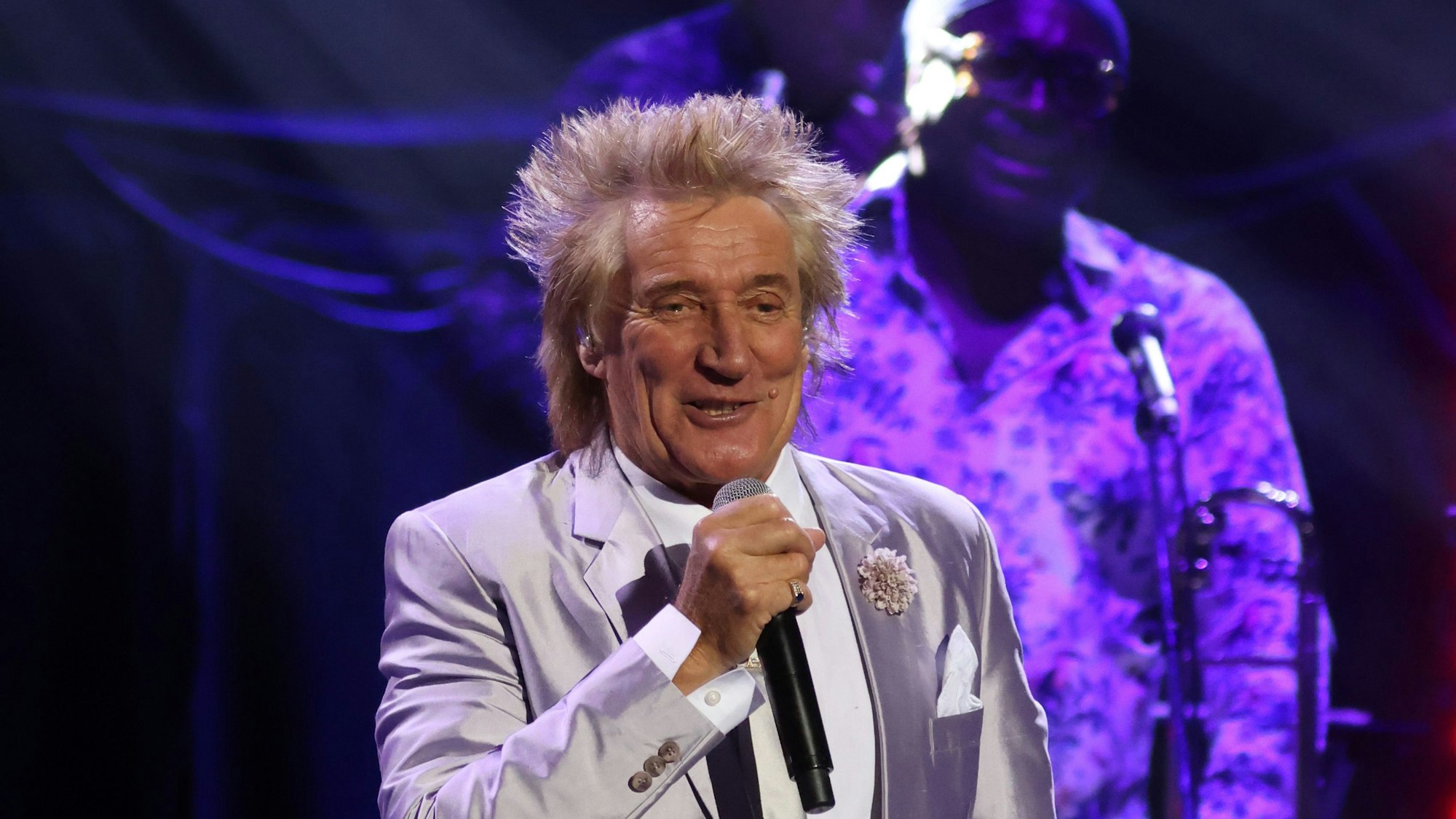 ARCHIV - 22.06.2022, Großbritannien, London: Der britische Sänger Rod Stewart tritt auf