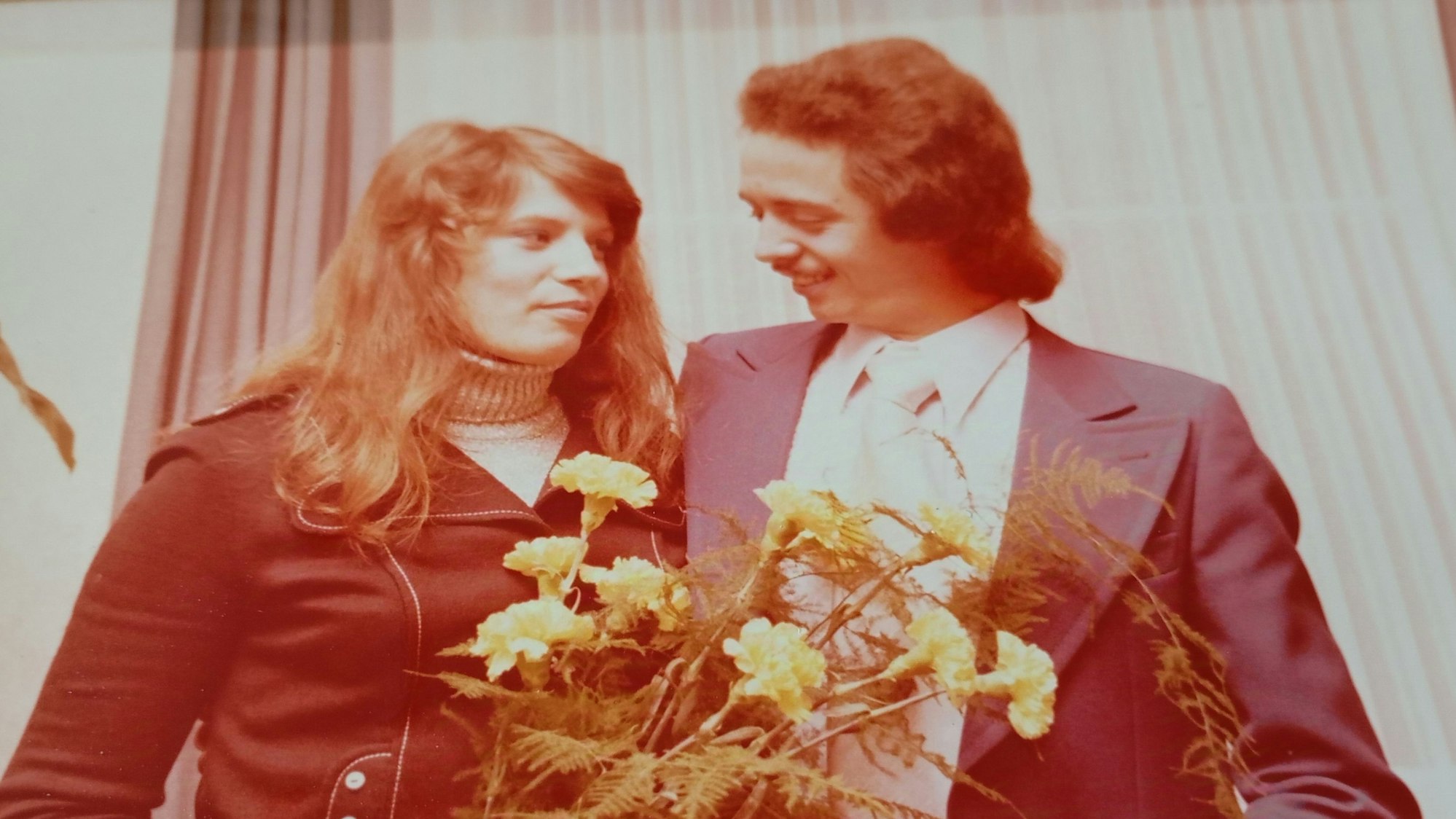 Das Foto zeigt Ulrike und Heinz-Peter van Dyk bei ihrer standesamtlichen Trauung 1975.
