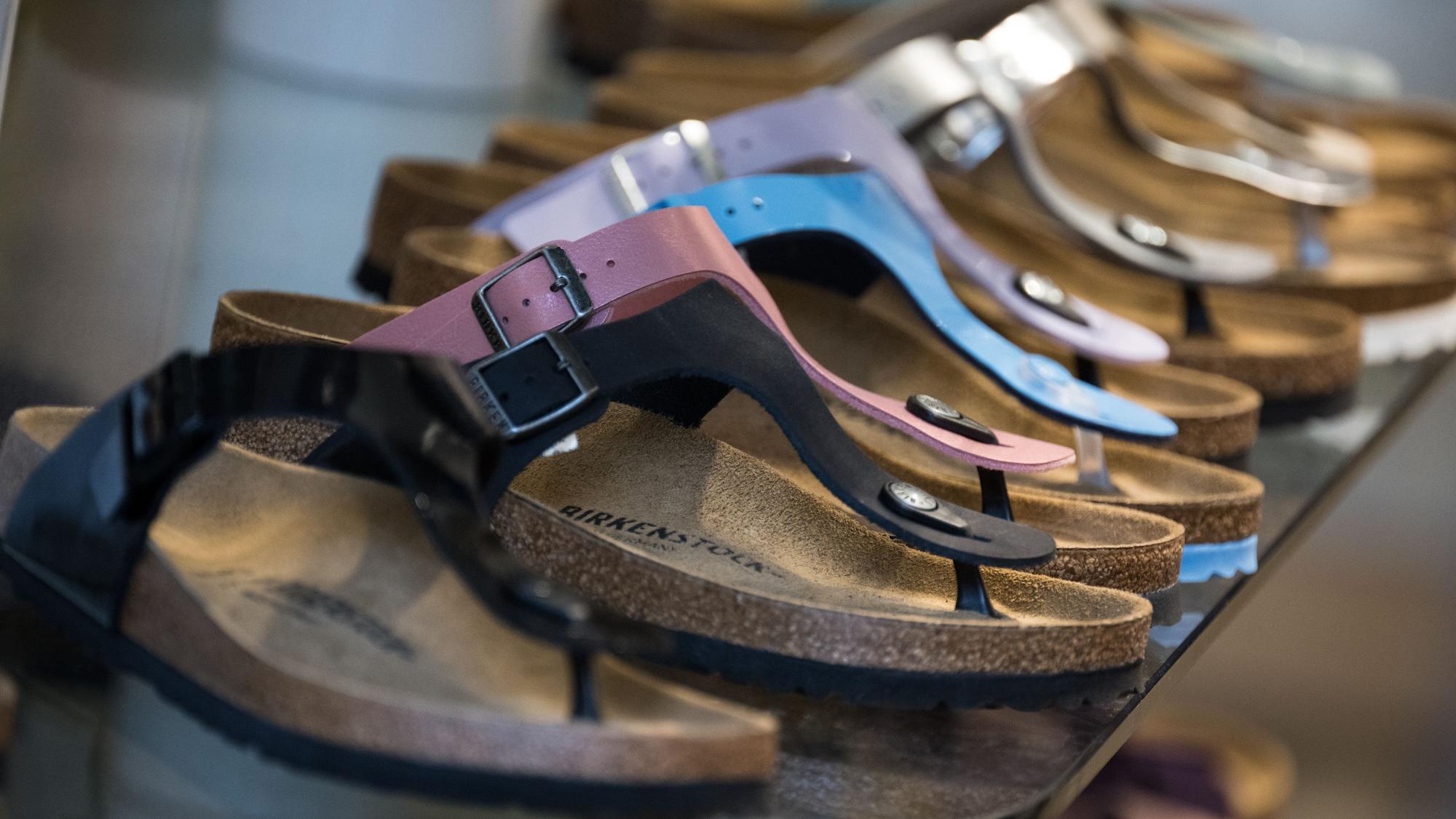 Birkenstock-Modelle stehen in einem Ladengeschäft des Schuhherstellers. (Archivbild)