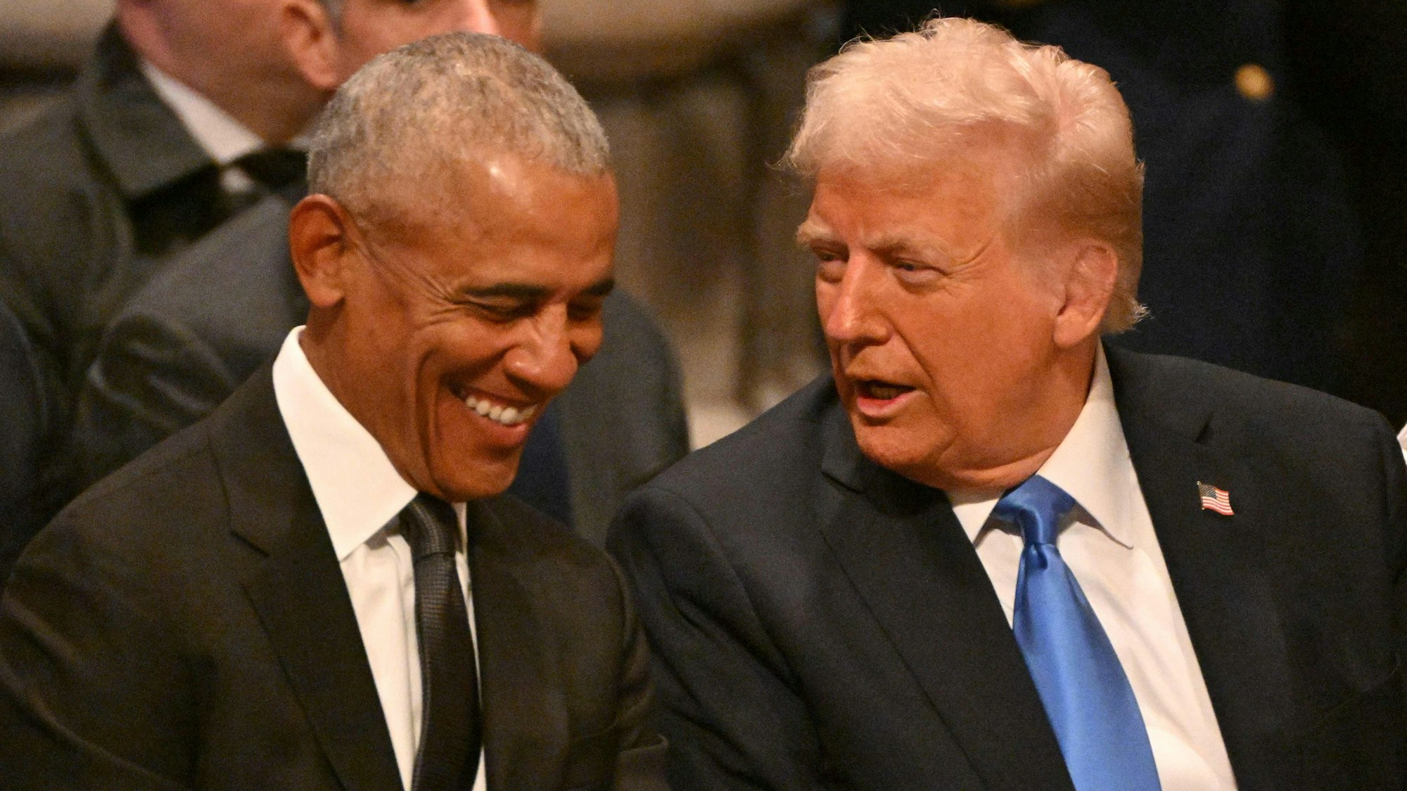 Bei der Beerdigung des früheren US-Präsidenten Jimmy Carter im Januar 2025 schien sich Donald Trump mit Barack Obama zu verstehen. Nun wünscht er sich den Demokraten offenbar hinter Gittern.