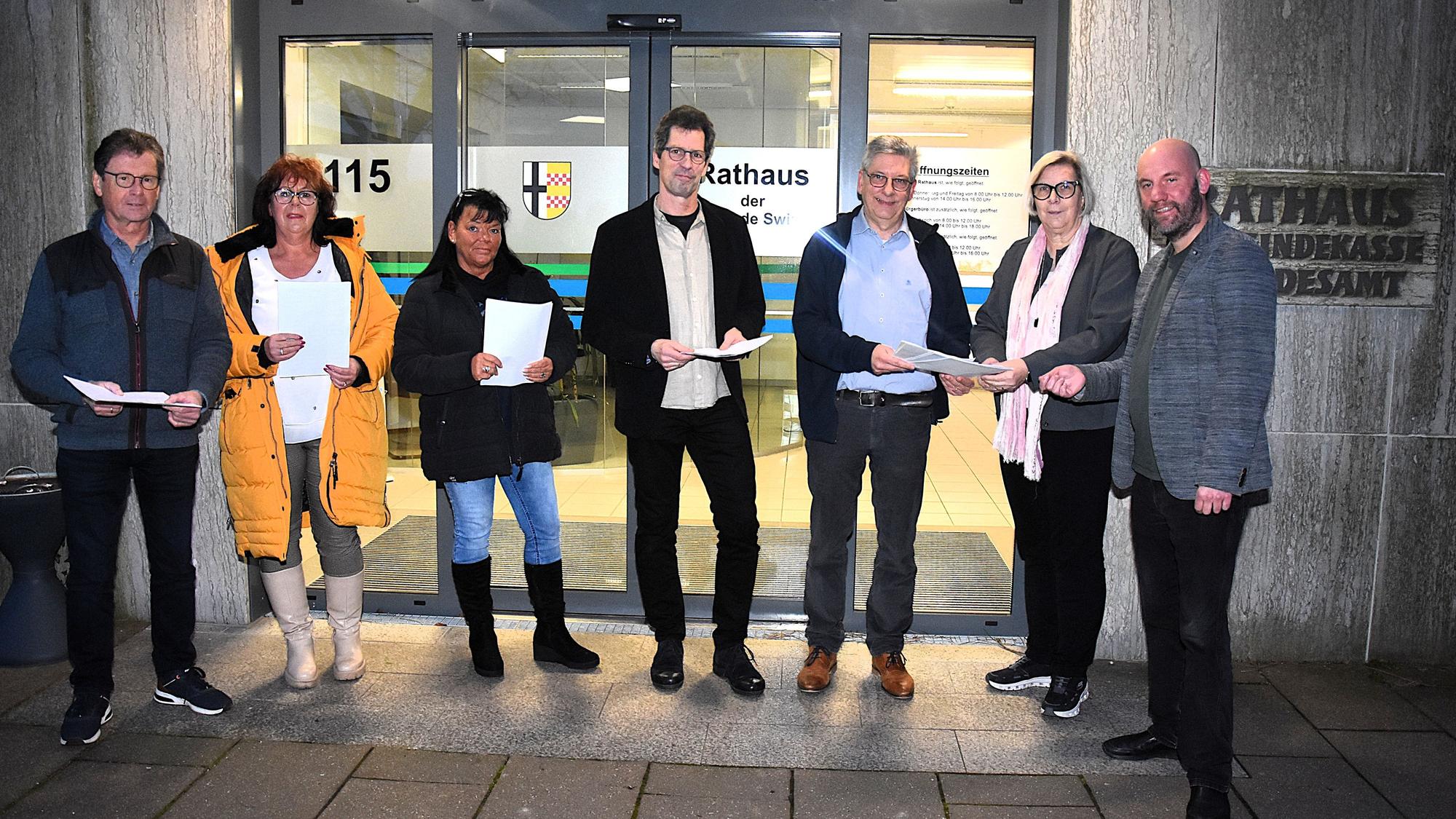 Gewebeverein übergab die Unterschriftenlisten zum Protest gegen die Schliessung der Postfiliale in Buschhoven,
v.l. Ortsvorsteher Dieter Ramershoven, Ex Mitarbeiterinnen der Postfiliale Stefanie Höll und Beatrix Murciano, Frank Tschauder, Vorsitzender des Swisttaler Gewerbevereins Stefan Lütke, Bürgermeisterin Petra Kalkbrenner, Wirtschaftsförderer Martin Könen