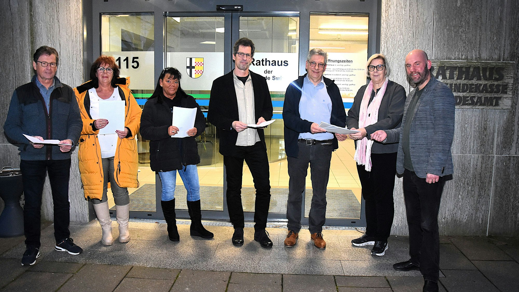 Gewebeverein übergab die Unterschriftenlisten zum Protest gegen die Schliessung der Postfiliale in Buschhoven,
v.l. Ortsvorsteher Dieter Ramershoven, Ex Mitarbeiterinnen der Postfiliale Stefanie Höll und Beatrix Murciano, Frank Tschauder, Vorsitzender des Swisttaler Gewerbevereins Stefan Lütke, Bürgermeisterin Petra Kalkbrenner, Wirtschaftsförderer Martin Könen