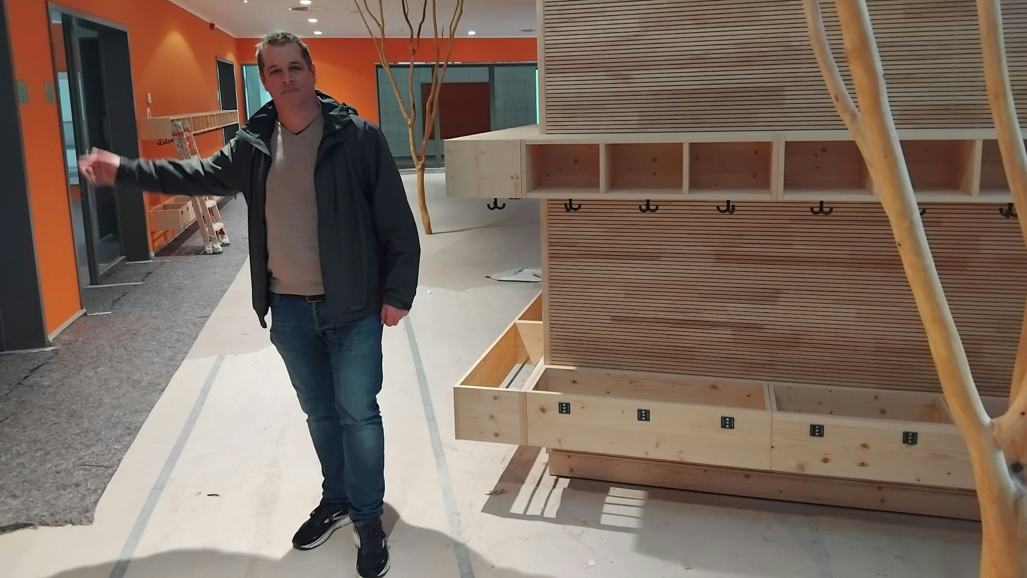 Ein Mann steht in einem Flurbereich