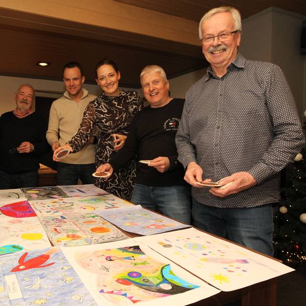 Für den Kinderkarneval des SC Germania Birkenfeld traf sich in der Vereinskneipe die Jury zur Plakatprämierung.
v.l.: Willi Sommerhäuser, Sebastian Bergholz, Werner Arnolds, Lukas Krieger, Nicole Berka, Norbert Fielenbach und Heribert Schäfer.