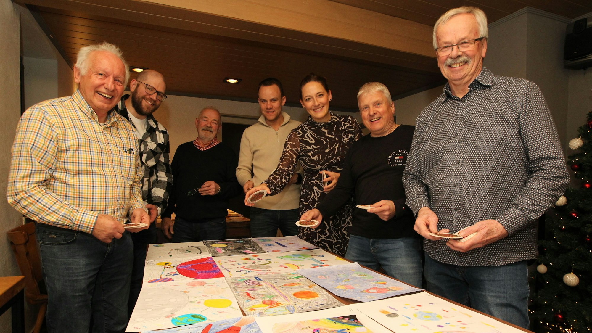 Für den Kinderkarneval des SC Germania Birkenfeld traf sich in der Vereinskneipe die Jury zur Plakatprämierung.
v.l.: Willi Sommerhäuser, Sebastian Bergholz, Werner Arnolds, Lukas Krieger, Nicole Berka, Norbert Fielenbach und Heribert Schäfer.