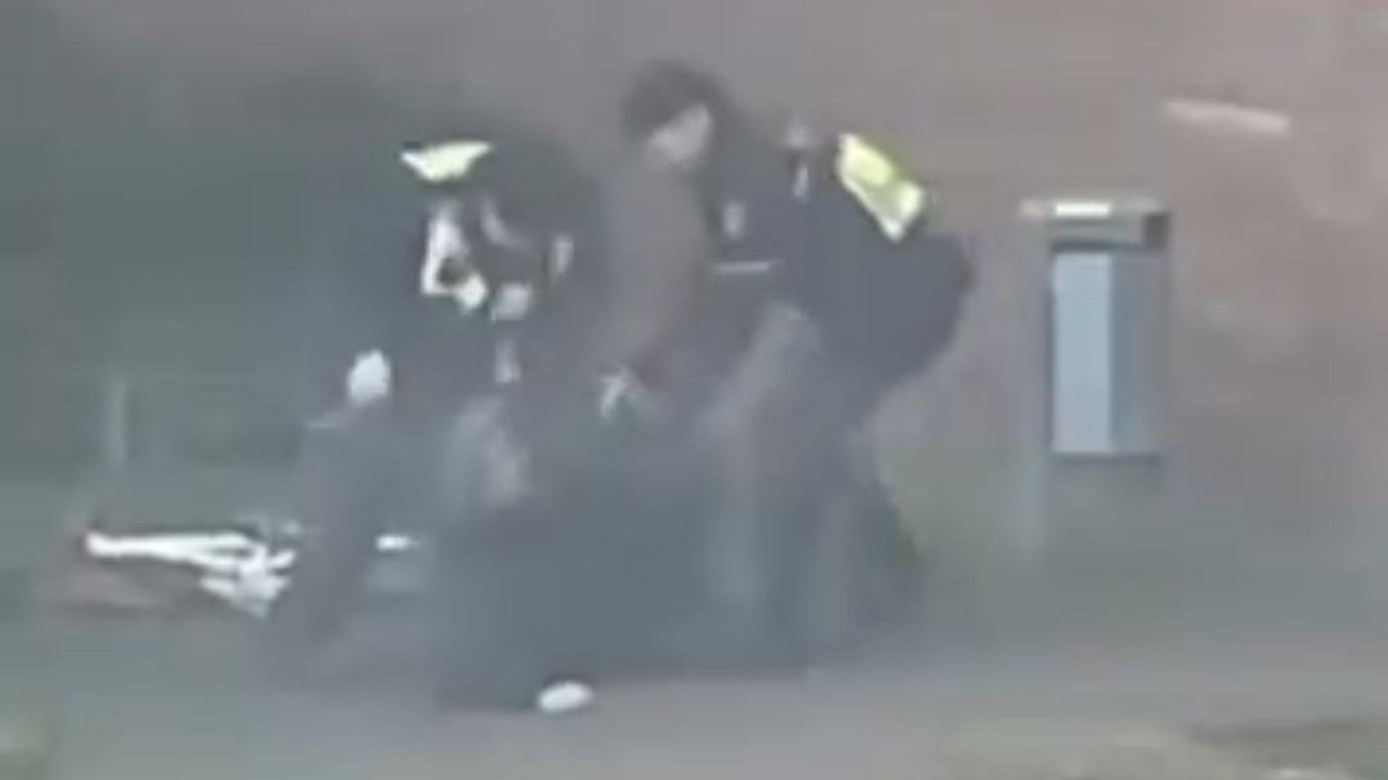 Ein Video, das in sozialen Netzwerken kursiert, zeigt offenbar einen Angriff von zwei Polizisten auf einen Mann im Wohnpark Zieverich. Der Vorfall soll sich bereits im Dezember zugetragen haben.