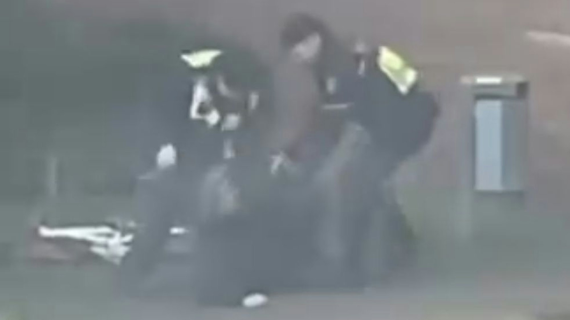 Ein Video, das in sozialen Netzwerken kursiert, zeigt offenbar einen Angriff von zwei Polizisten auf einen Mann im Wohnpark Zieverich.