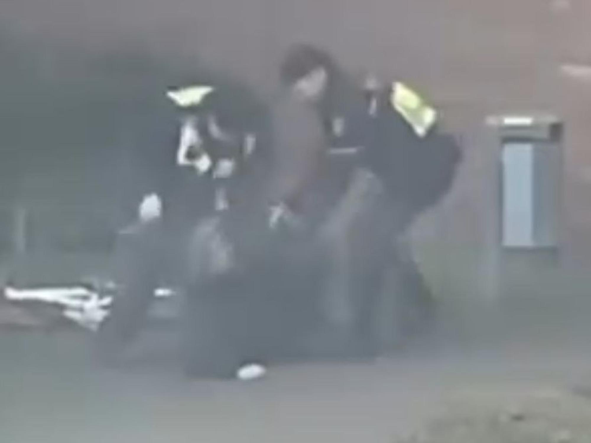 Das Bild zeigt, wie zwei Polizisten auf einen Mann einschlagen.