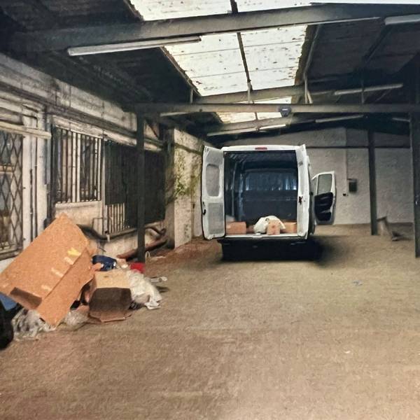In dieser Lagerhalle in Hürth wurden die Männer gefesselt und misshandelt
