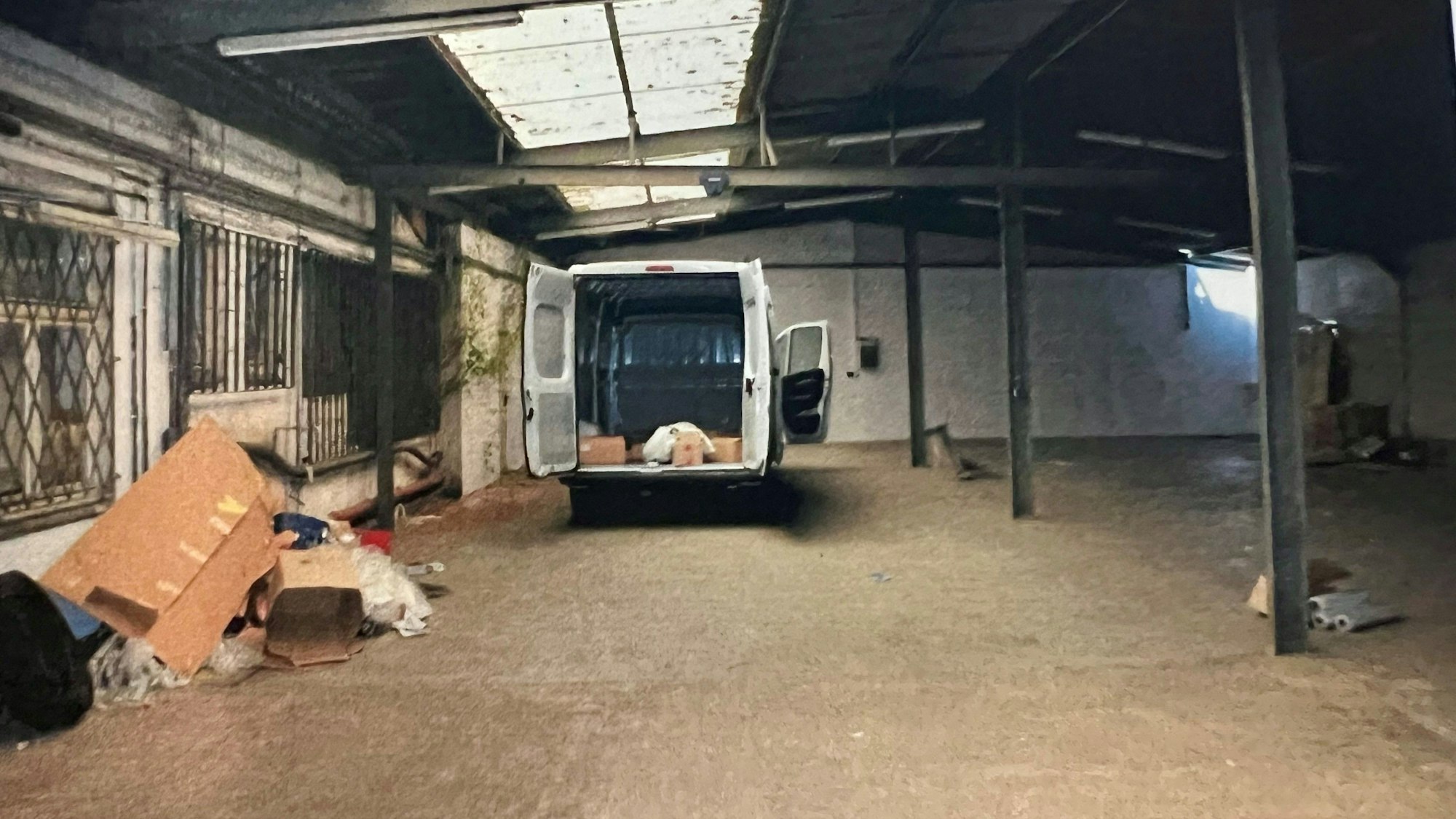 In dieser Lagerhalle in Hürth wurden die Männer gefesselt und misshandelt