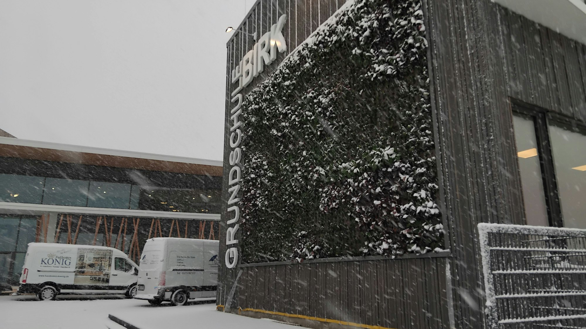 Eine Holzfassade mit Begrünung