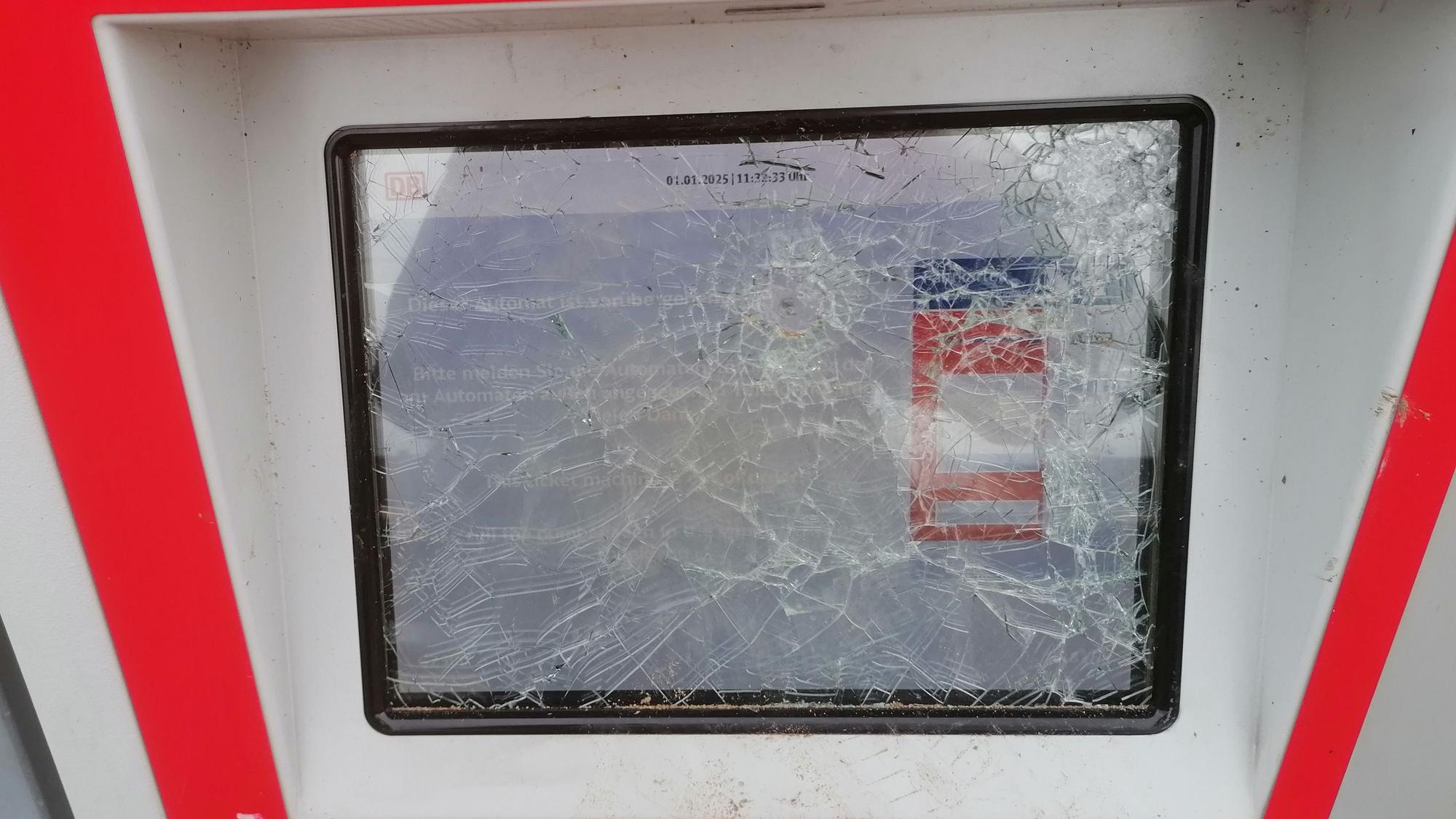 Das Foto zeigt die zertrümmerte Scheibe eines Ticketautomaten.