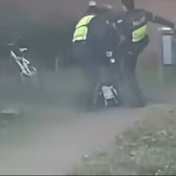 Ein Screenshot aus einem Video zeigt, wie zwei Polizisten gewaltsam gegen einen Mann vorgehen.