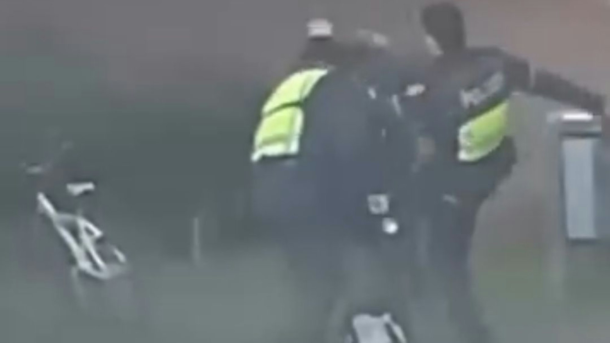 Das Bild zeigt Polizeibeamte, die einen Mann verprügeln