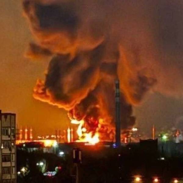 Ein Screenshot zeigt einen Großbrand auf dem Gelände einer Ölanlage in der russischen Region Saratow. (Archivbild)