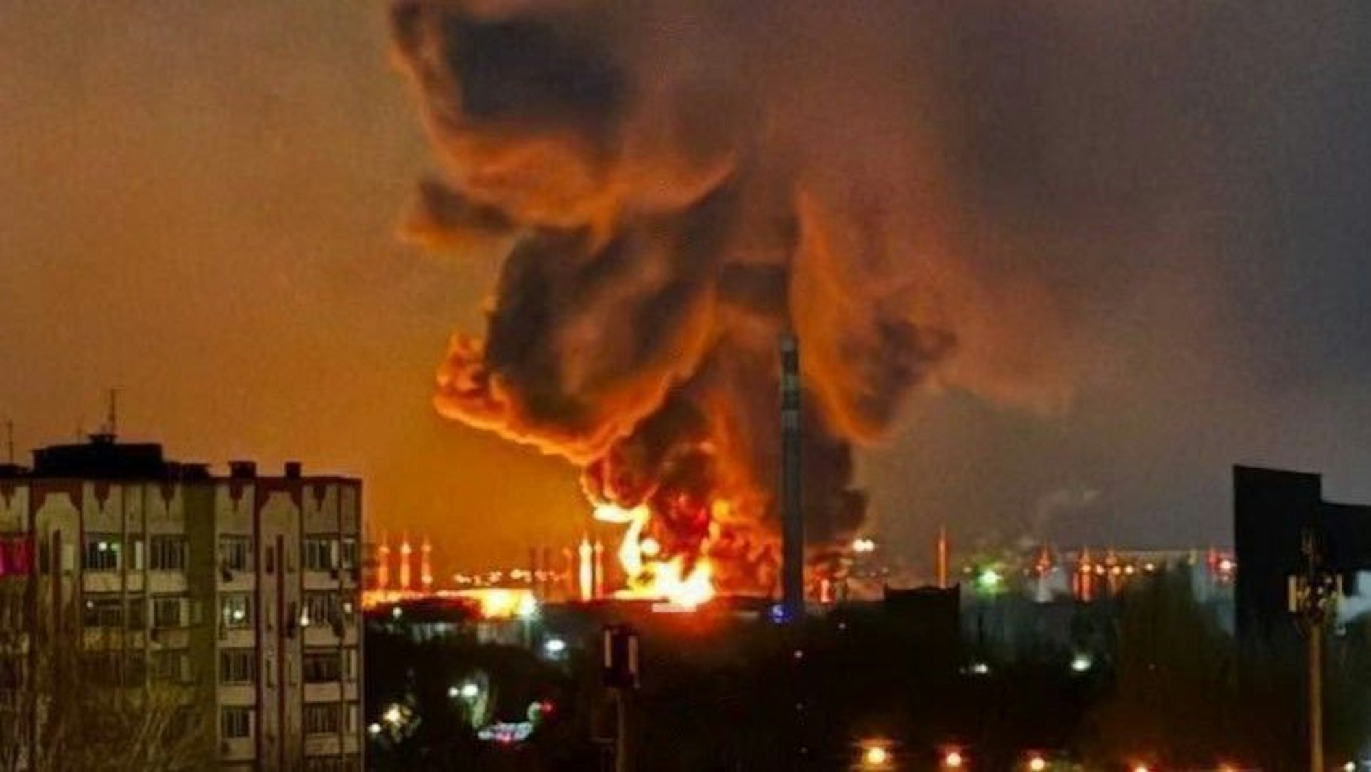 Ein Foto, das von Selenskyj-Berater Oleksandr Kamyschin veröffentlicht wurde, soll den Großbrand in Engels zeigen.