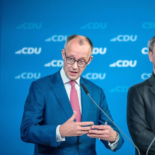 17.12.2024, Berlin: Friedrich Merz (l), CDU-Bundesvorsitzender und CDU/CSU-Fraktionsvorsitzender im Bundestag, spricht neben Markus Söder, (CSU), Ministerpräsident von Bayern und CSU-Vorsitzender, bei der Vorstellung des gemeinsamen Wahlprogramms für die Bundestagswahl 2025 nach der Sitzung der Vorstände von CDU und CSU. Foto: Michael Kappeler/dpa +++ dpa-Bildfunk +++