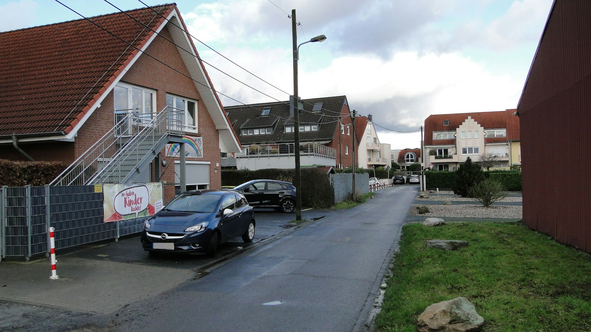 Im Bereich der Kita Regenbogen führt die geringe Breite des Mohlenwegs oft zu gefährlichen Situationen – Bezirksvertreter wollen ihn zur Einbahnstraße machen.