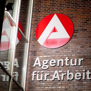 Für das laufende Jahr rechnet die Kölner Agentur für Arbeit weiter mit Unsicherheiten und zögerlichen Einstellungen.