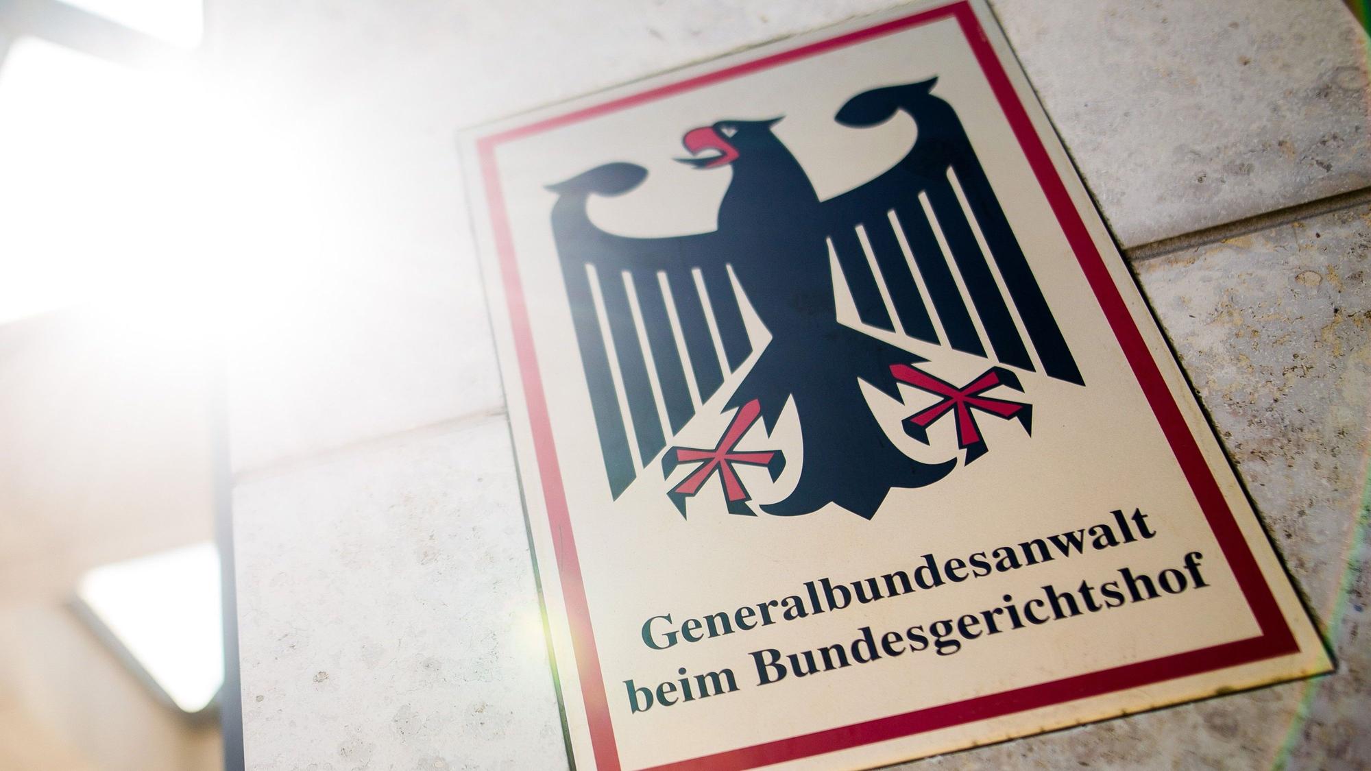 ARCHIV - 17.06.2019, Baden-Württemberg, Karlsruhe: «Generalbundesanwalt beim Bundesgerichtshof» steht auf einem Schild am Eingang zum Gebäude der Bundesanwaltschaft.