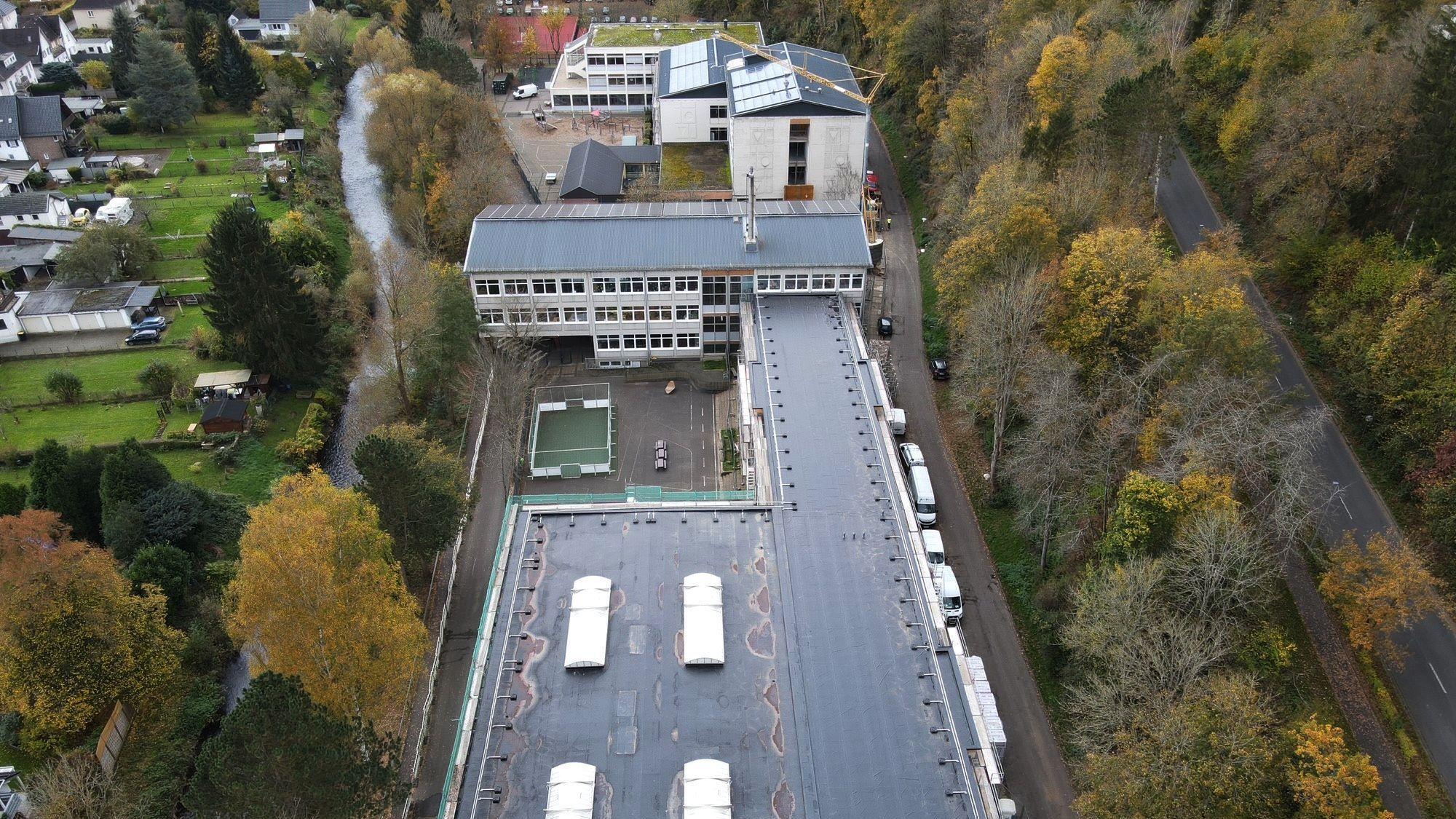 Drohnenaufnahme mit Blick über das Schulzentrum.