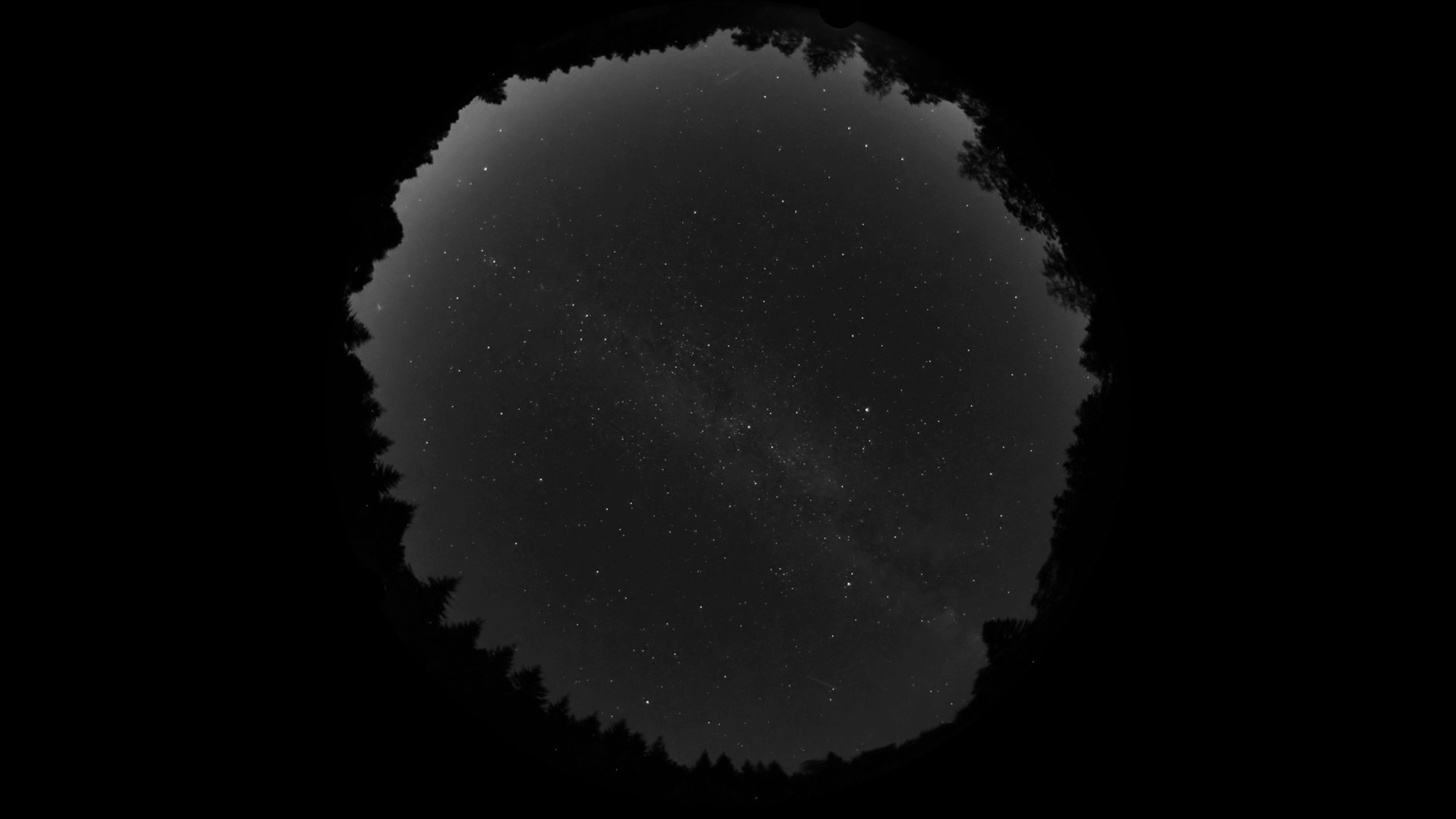 Das Bild zeigt ein deutlich dunkleres Foto eines Sternenhimmels.