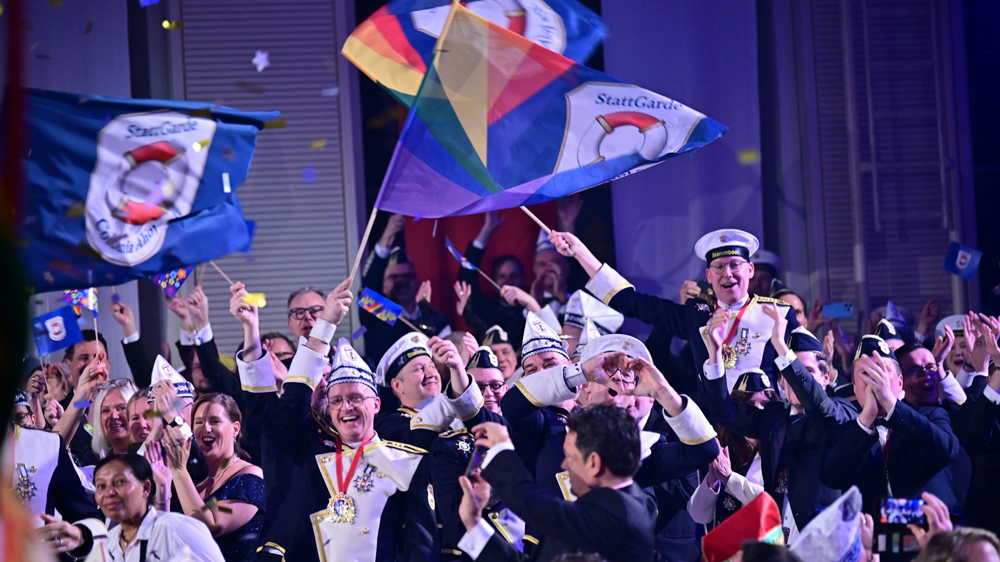 Bei ihrem Einzug in den Saal löst die Stattgarde Begeisterung aus.